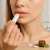 علت خشکی و ترک لب؛ راهنمای خرید بهترین بالم و کرم ترمیم‌کننده لب